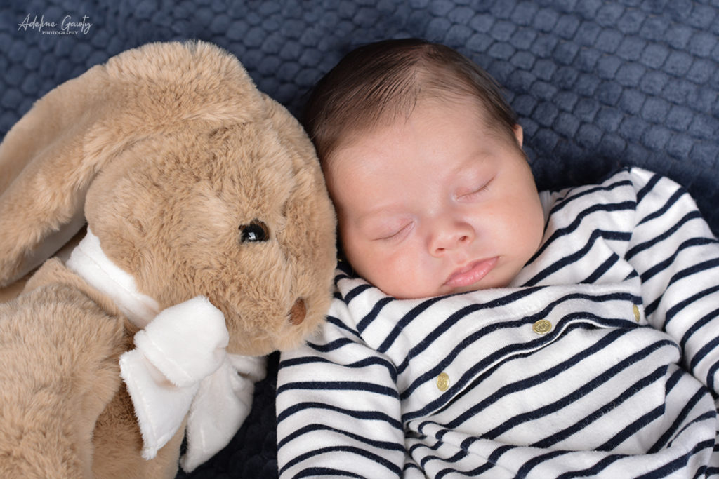 Bébé avec son lapin